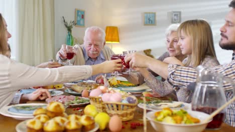 Gafas-de-la-familia-de-la-cena-de-Pascua