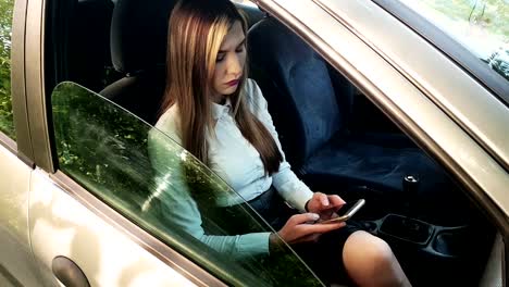 Mujer-usando-teléfono-inteligente-en-el-coche