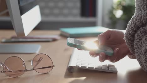 Junge-Frau-scrort-mit-ihrem-Smartphone