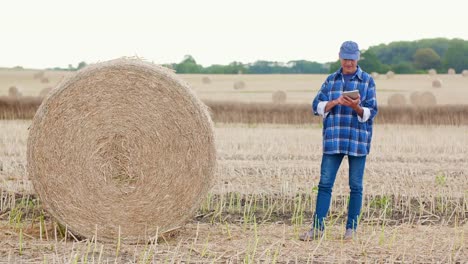 Moderne-Landwirtschaft.-Die-Liebe-zur-Landwirtschaft.-Landwirt-mit-digitalem-Tablet-bei-der-Prüfung-von-Bauernhof