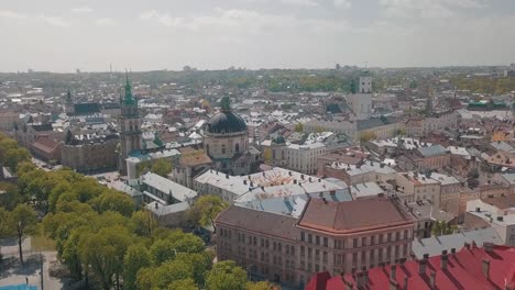 Lvov,-Ucrania.-Ciudad-aérea-de-Lviv,-Ucrania.-Panorama-del-casco-antiguo.-Dominicana