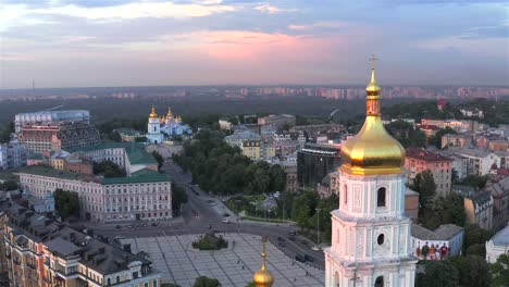 Flug-bei-Sonnenuntergang-über-der-St.-Sophia-Kathedrale,-Kiew,-Ukraine