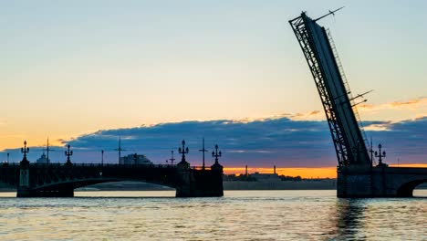 Zeitraffer-Troitsky-Brücke-und-das-Schiff-"Scarlet-Sails"-Weiße-Nächte-in-St.-Petersburg.-Schöne-Stadtbild-Zeitraffer