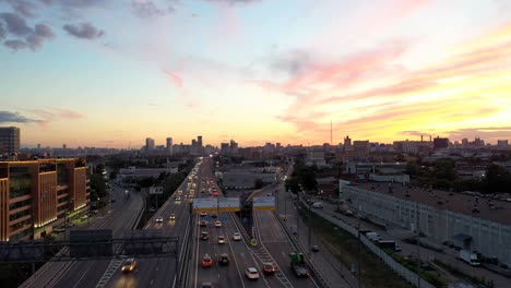 Luftblick-auf-die-Häuser-und-Straßen-der-Metropole