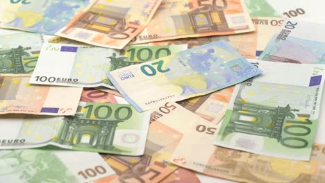 4K-Dolly-gleiten-Schuss-Euro-Scheine-mit-unterschiedlichen-Werten.-Euro-Bargeld