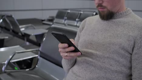 El-hombre-está-escribiendo-en-la-pantalla-del-teléfono-móvil