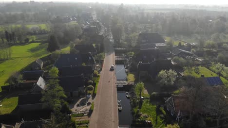 Luftaufnahme-kleines-schönes-Dorf-in-Holland.-Fliegen-über-die-Dächer-von-Häusern-und-Straßen-eines-kleinen-Dorfes-in-Holland.