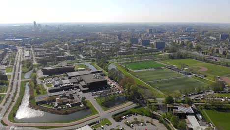 Über-die-Stadt-Leeuwarden-fliegen.-Stadtansicht-von-Drohne