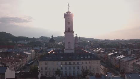 Ciudad-aérea-de-Lviv,-Ucrania.-Ciudad-Europea.-Zonas-populares-de-la-ciudad.-Ayuntamiento