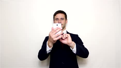 Joven-apuesto-hombre-de-negocios-tomando-fotos-en-un-teléfono-inteligente.