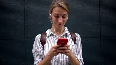 Efecto-de-cámara-lenta-de-la-mujer-caucásica-feliz-escuchando-música-a-través-de-auriculares-estéreo-modernos