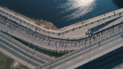 Marathonlauf-auf-der-Abzweigung-zur-Brücke.