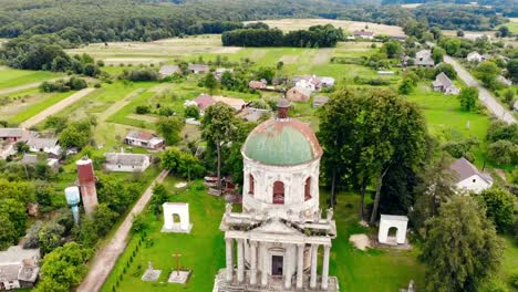 Verlassener-katholischer-Tempel-in-einem-kleinen-Dorf