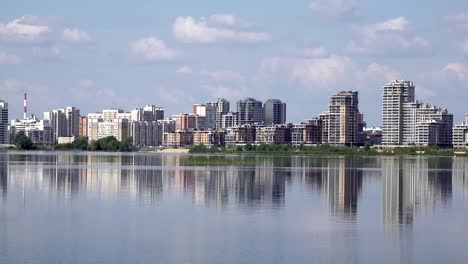 Panorama-der-Kasaner-Stadt-über-den-Fluss-Kazanka.-Republik-Tatarstan,-Russland