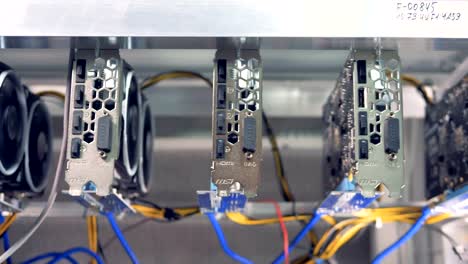 GPU-in-einer-Reihe-für-Bitcoin-Mining.