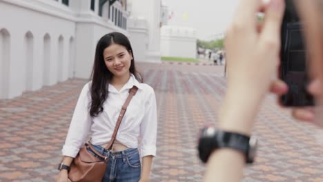 Asiatische-lesbische-Paare-genießen-Reisen-mit-einem-Smartphone,-das-ein-Foto-macht.-Zwei-schöne-junge-Frauen,-die-Spaß-in-der-Ferienzeit-haben.