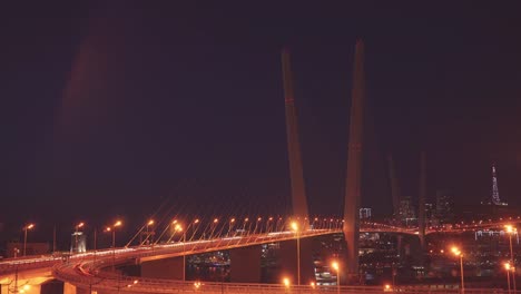 Vladivostok,-Rusia.-Lapso-de-tiempo-al-atardecer-sobre-el-puente-Dorado.