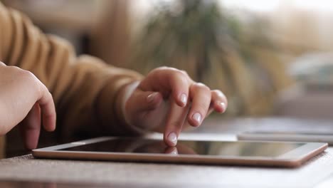 Close-up-fingers-swipe-tablet-screen