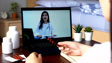 paciente-utilizar-videoconferencia-a-distancia-remota,-hacer-consulta-en-línea-con-el-médico-en-la-aplicación-de-computadora-portátil-sobre-la-enfermedad,-medicamentos-a-través-de-videollamada.-Telesalud,-Telemedicina-y-hospital-en-línea