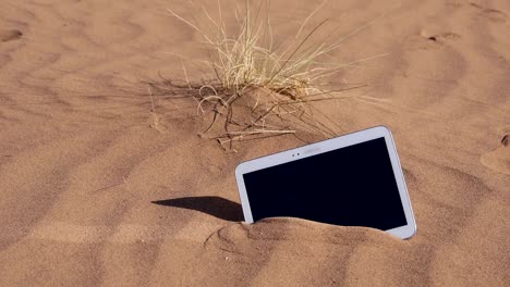 Tablet-in-der-Wüste-Sahara