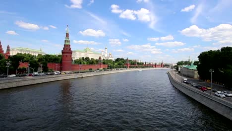 Vista-del-Kremlin-de-Moscú-en-un-día-soleado,-Rusia---Arquitectura-y-punto-de-referencia-de-Moscú,-paisaje-urbano-de-Moscú