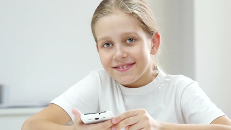 Seven-years-old-girl-with-smartphone.