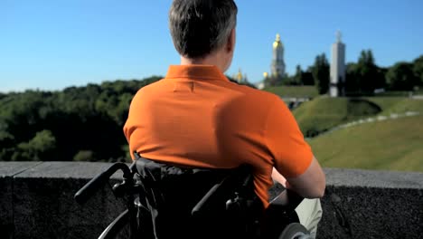 Konzentrierte-wheelchaired-Mann-genießen-den-Blick-über-die-Kirche