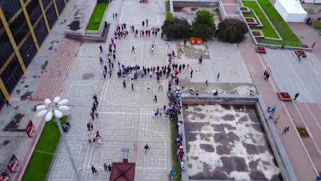 Vista-desde-arriba-de-la-Plaza-de-la-ciudad.-Vista-aérea-dos-campo-de-basketball-con-personas