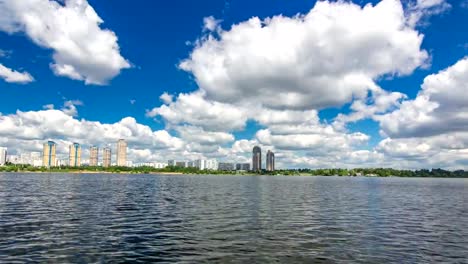 Flota-de-barcos-en-el-río-Moscova-pasando-por-el-puente-Zhivopisny-y-otros-lugares-famosos-timelapse-hyperlapse,-Rusia