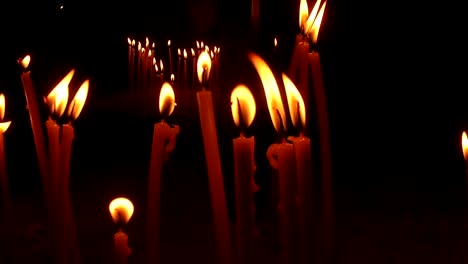 Innerhalb-der-orthodoxen-Kirche-Kerzen-sind-ans-brennende-Menschen-Licht-einer-Kerze-Symbol-in-der-Kirche-Kerzen-Kerzen-spiegeln-sich-im-Glas-des-Symbols-mit-dem-Bild-des-Christus-Religion