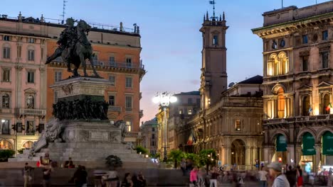 Piazza-del-Duomo-día-noche-timelapse-con-el-monumento-a-Victor-Emmanuel-II.-Milán,-Italia