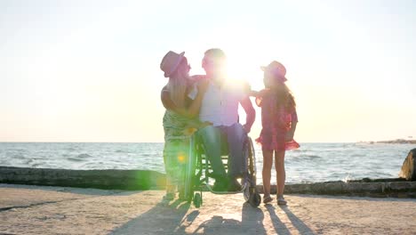 Feliz-familia-en-fondo-mar,-hombre-en-silla-de-ruedas-con-niña-y-mujer-embarazada-al-aire-libre,-no-válido-con-esposa