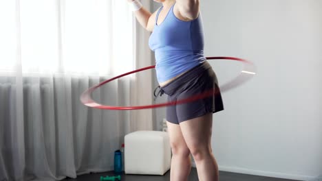 Übergewichtige-Mädchen-zwirbelte-Hula-Hoop,-Traum,-überschüssige-Zoll-an-Taille-und-Hüfte-zu-entfernen