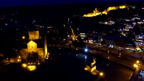 Vista-nocturna-de-Metekhi-iglesia-de-la-Asunción,-atracción-turística-de-Georgia