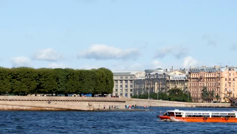 Spieß-von-der-Vasilievsky-Insel-und-Tour-Boot-auf-der-Newa-in-der-Sommer---St.-Petersburg,-Russland