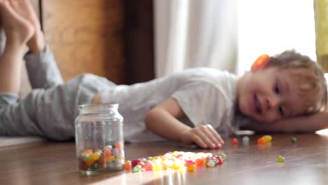 lindo-niño-jugando-con-dulces-colores