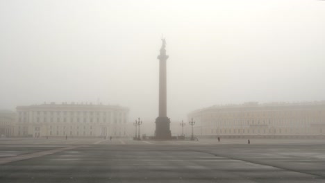 Alexander-Column-auf-dem-Schlossplatz-in-einem-nebligen-Morgen