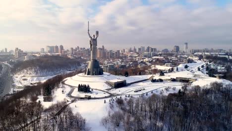 Denkmal-Mutterland-im-Winter,-Kiew,-Ukraine