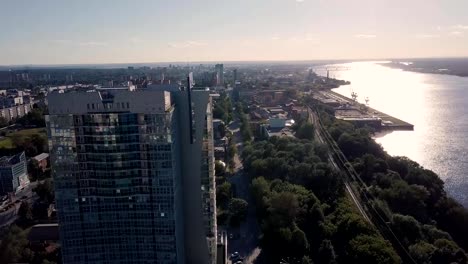 Paisaje-urbano-en-el-tiempo-de-día-de-noche-casi-tiempo.-Clip.-Vista-superior-del-edificio-alto-cerca-del-río-en-un-día-soleado