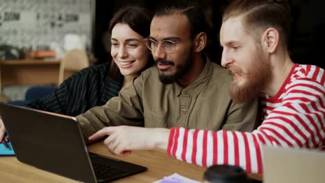 Glücklich-multiethnischen-Team-haben-Onlive-Videoanruf-und-chatten-mit-Freunden-im-modernen-Büro