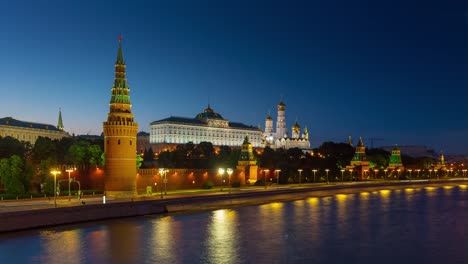 cerca-de-Crepúsculo-iluminada-río-de-Moscú-kremlin-tráfico-Bahía-panorama-4-tiempo-k-caer-Rusia