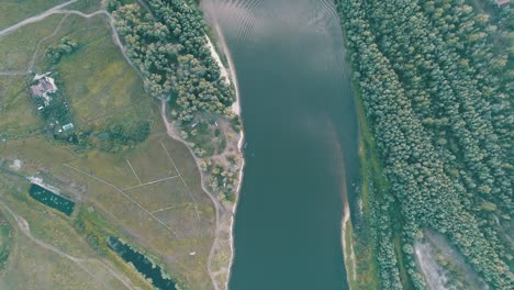 Luftaufnahme.-Flug-über-den-schönen-Fluss.-Luftbildkamera-erschossen.-Panorama-der-Landschaft.