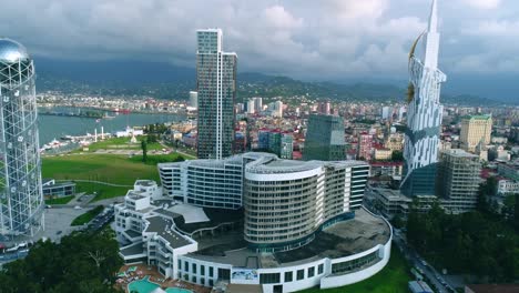 Edificios-modernos-de-Batumi-de-arriba