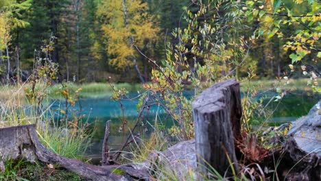 Panorama-del-lago-azul-Geyser-en-montañas-de-Altai