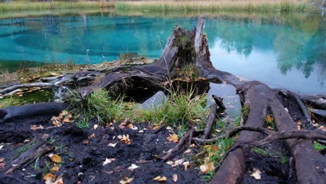 Panorama-des-blauen-Geysir-Sees-im-Altai-Gebirge