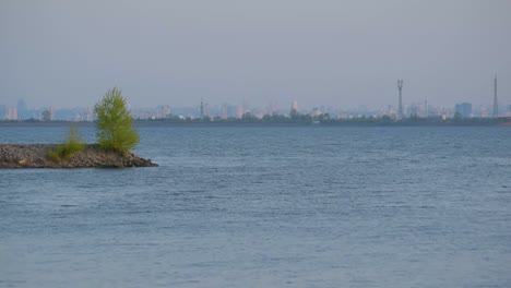 Landschaftlich-reizvolle-Wasserlandschaft-mit-Kiew-Wasserkraftwerk-weit-weg