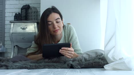 Schöne-Frau-mit-Tablet-pc-im-Internet-surfen