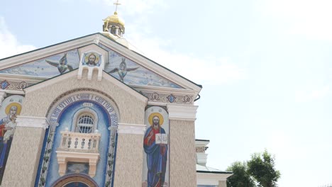 Wunderschöne-orthodoxe-Kirche-vor-dem-Hintergrund-des-strahlend-blauen-Himmel