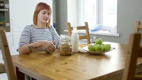 Mujer-en-silla-de-ruedas-con-Muesli-para-el-desayuno