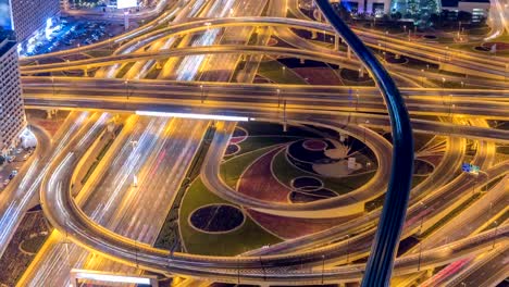 Nachtverkehr-auf-einer-belebten-Kreuzung-auf-Sheikh-Zayed-Autobahn-Antenne-timelapse